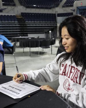 Lauren Koong signing during the HISD UIL Academics Signing Day